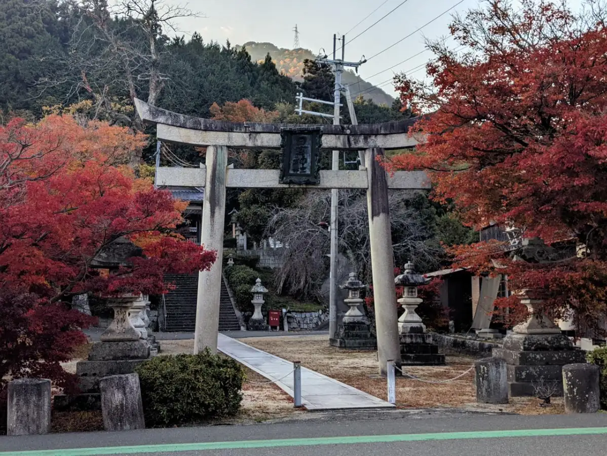 路上遇到的小神社 名字叫日吉神社