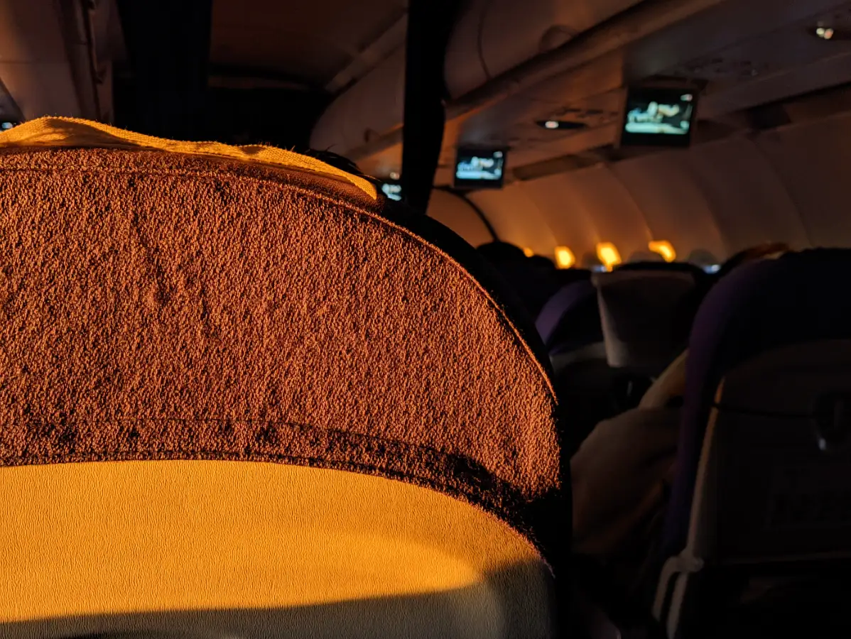 在飞机上睡觉被日出照醒了