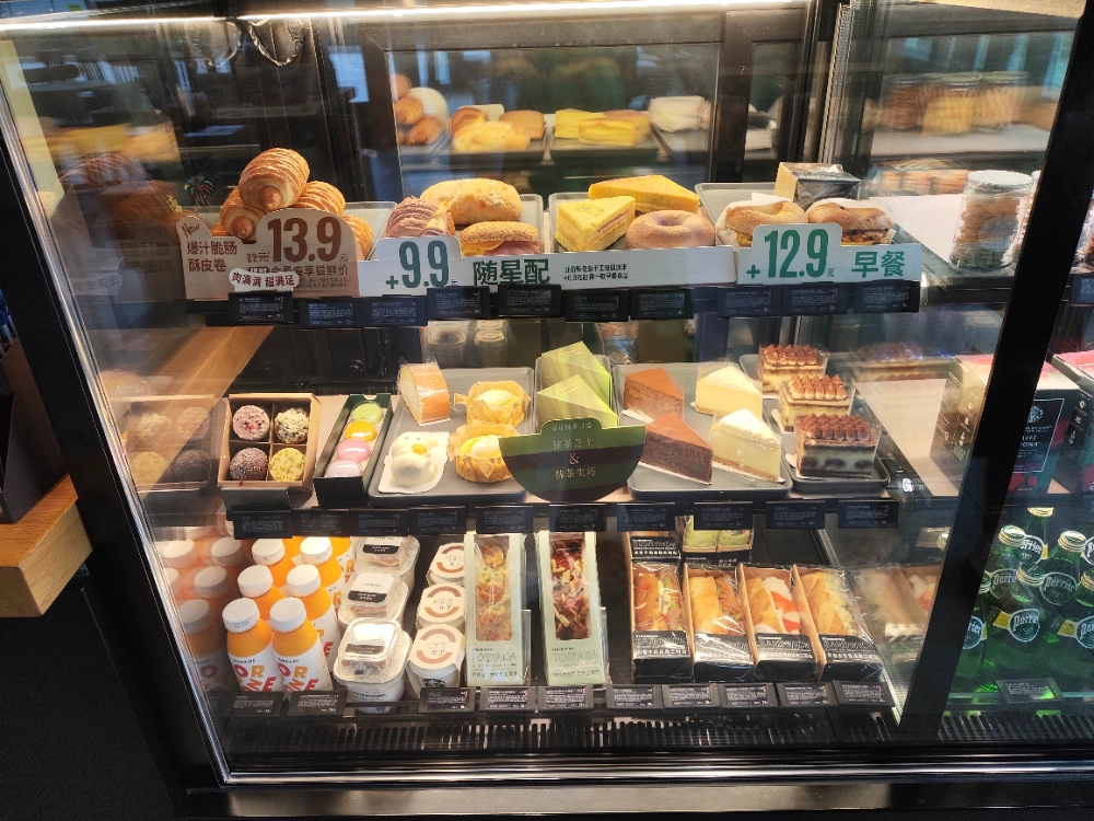 第一次早班陈列的糕点柜